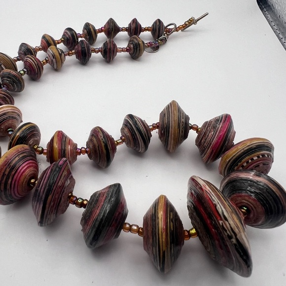 Bead for Life graduated Paper Beads with colored seal pearls Made in Uganda - Picture 15 of 16